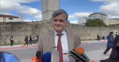 “Ka mungesë dialogu”/ Ambasadori i OSBE në Shqipëri reagon për protestat: Qytetarëve duhet t’u dëgjohet zëri, dhuna nuk është asnjëherë zgjidhje