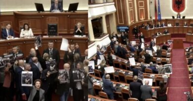 Nis seanca plenare, PD bën zhurmë duke goditur tavolinat teksa flet Peleshi, bllokojnë dhe foltoren