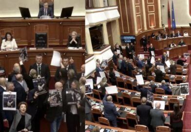 Nis seanca plenare, PD bën zhurmë duke goditur tavolinat teksa flet Peleshi, bllokojnë dhe foltoren