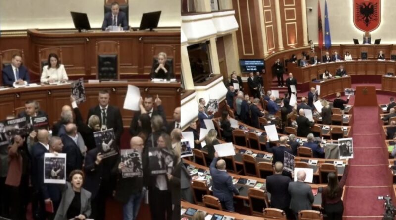 Nis seanca plenare, PD bën zhurmë duke goditur tavolinat teksa flet Peleshi, bllokojnë dhe foltoren
