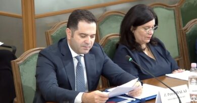 Ministri Malaj prezanton pr.buxhetin e 2027-ës në konferencën e kryetarëve: prioritet mirëqenia sociale dhe reformat për në BE. Investimet publike do të arrijnë në 2 milionë euro