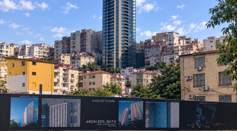 “Çunat” e Peqinit kullë 21-katëshe në Tiranë, çibani “Evolve Tower” po mbyt një lagje të tërë tek Rruga e Elbasanit! (Leja mbahet e fshehur)