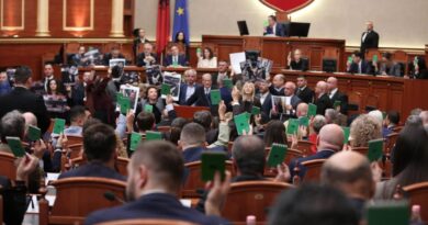 Këlliçi: Rama solli deputeten Milva Konomi nga spitali për të siguruar 84 vota për Gent Sejkon Këlliçi: Rama solli deputeten Milva Konomi nga spitali për të siguruar 84 vota për Gent Sejkon