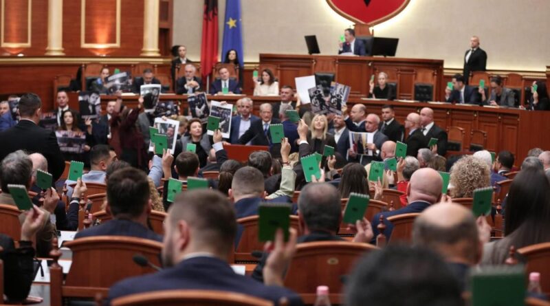 Këlliçi: Rama solli deputeten Milva Konomi nga spitali për të siguruar 84 vota për Gent Sejkon Këlliçi: Rama solli deputeten Milva Konomi nga spitali për të siguruar 84 vota për Gent Sejkon