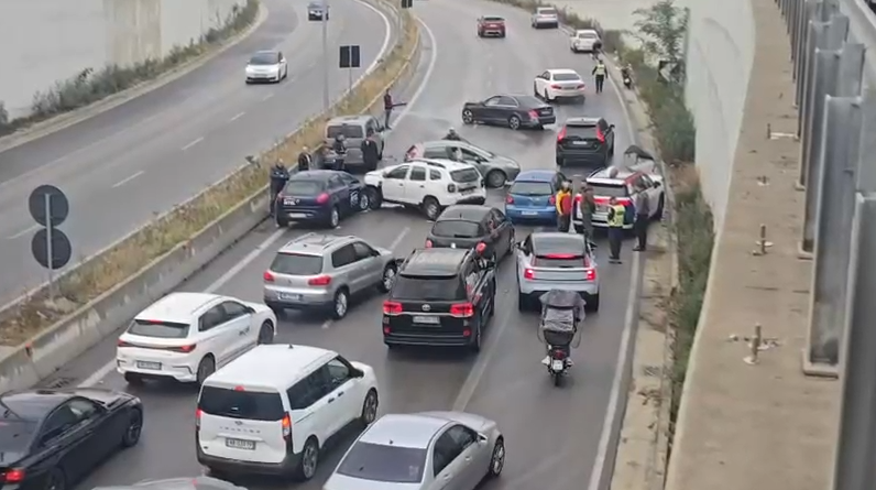 Aksident zinxhir në Unazën e Madhe, disa automjete përplasen me njëra tjetrën