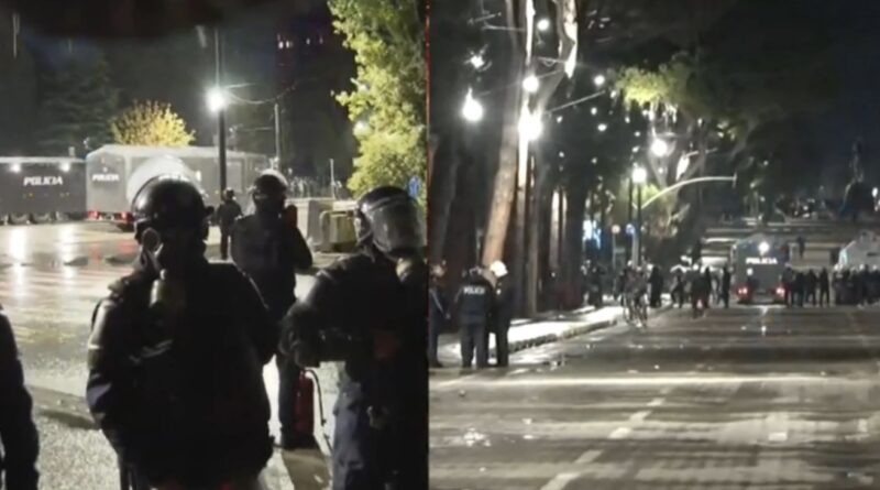 Tensionet në protestën përpara Kryeministrisë, policia nis shoqërimet
