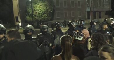 “Hajdutë, hajvanë”/ Një grup i vogël protestuesish kthehen te Kryeministria, policia nuk lejon bllokimin e rrugës