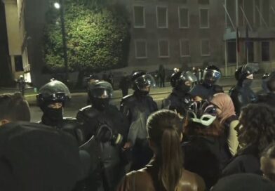 “Hajdutë, hajvanë”/ Një grup i vogël protestuesish kthehen te Kryeministria, policia nuk lejon bllokimin e rrugës
