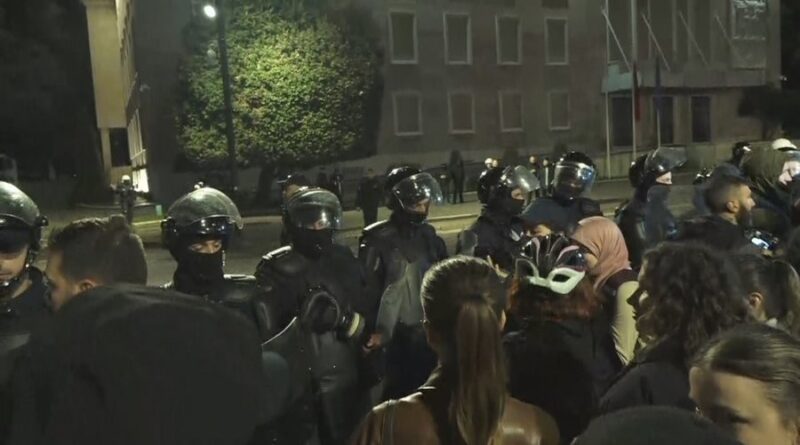 “Hajdutë, hajvanë”/ Një grup i vogël protestuesish kthehen te Kryeministria, policia nuk lejon bllokimin e rrugës
