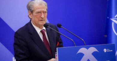 Studentët larguan deputetët e PD nga protesta, Berisha i lëshohet Arlind Qorit: Rama dështoi të përçante protestën me ‘qorrët’ e tij