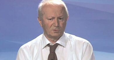 Kreu i Këshillit Atlantik të Shqipërisë, Arian Starova letër ambasadorit të SHBA: Ndihmojeni Shqipërinë ta kapërcejë këtë situatë shumë të rrezikshme
