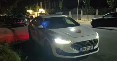 Konflikt mes disa të rinjve në Korçë, plagoset me thikë 19-vjeçari, autori theu arrestin e shtëpisë