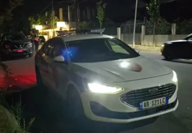 Konflikt mes disa të rinjve në Korçë, plagoset me thikë 19-vjeçari, autori theu arrestin e shtëpisë
