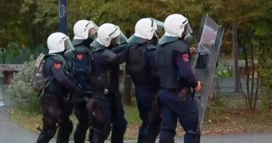“40 incidente ndaj gazetarëve”/ FNSH shtyu dhe pengoi punonjësit e mediave, AGSH dënon dhunën: Po pengohet e drejta e qytetarëve për t’u informuar