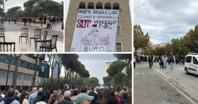 Studentë dhe pedagogë sërish para zyrës së Kryeministrit, nuk ka “tym të bardhë” për dialog me Ramën. Protesta sot pa molotovë e gurë dhe gaz lotsjellës e plumba gome
