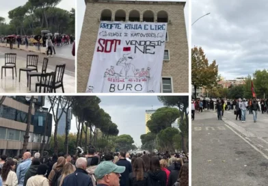 Studentë dhe pedagogë sërish para zyrës së Kryeministrit, nuk ka “tym të bardhë” për dialog me Ramën. Protesta sot pa molotovë e gurë dhe gaz lotsjellës e plumba gome
