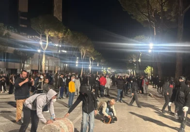 Fishekzjarre para Kryeministrisë, policia u bën thirrje protestuesve: Largoni fëmijët nga rruga, ndaloni veprimet e dhunshme