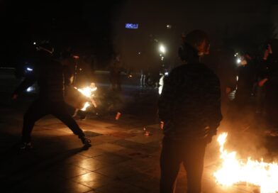 Sheshi “Skënderbej” në ‘shtetrrethim’ nga policia, protestuesit hedhin molotovë