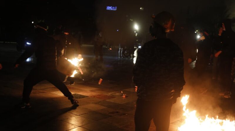 Sheshi “Skënderbej” në ‘shtetrrethim’ nga policia, protestuesit hedhin molotovë